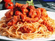 Спагети с октопод и доматен сос